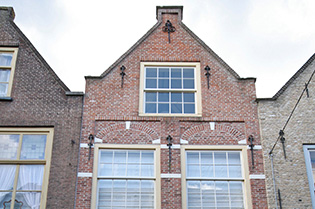 Bakstenen gevel met grote vensters