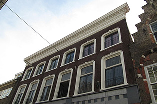 Statige gevels met witte kozijnen