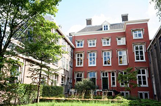Rood bakstenen herenhuis met tuin
