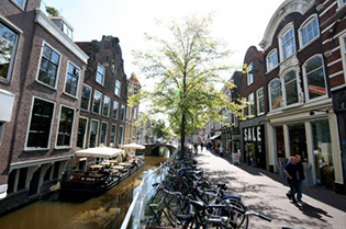 Gracht met terrassen en winkels