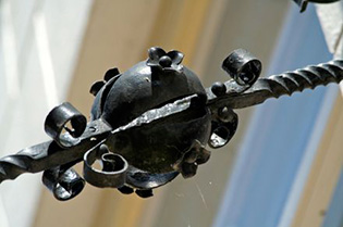 Smeedijzeren ornament aan een historische gevel
