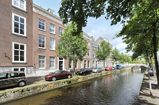 Kantoorpand aan de gracht van de Oude Delft