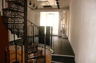 Interieur met gietijzeren wenteltrap