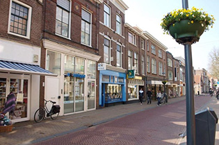 Winkelstraat in een historische binnenstad